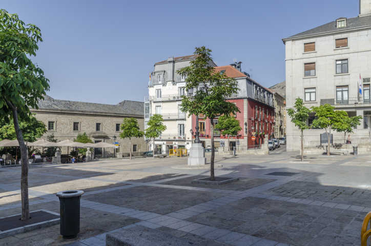 92 - Comunidad de Madrid - San Lorenzo del Escorial - plaza de La Constitucion